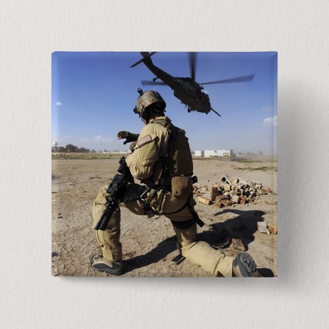 Ein Soldat übernimmt die Sicherheit für einen HH-6 Button (Vorderseite)