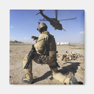 Ein Soldat übernimmt die Sicherheit für einen HH-6 Magnet