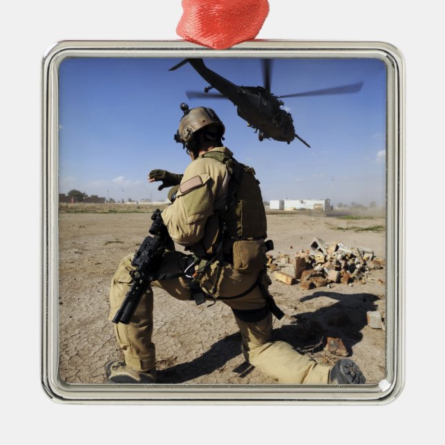 Ein Soldat übernimmt die Sicherheit für einen HH-6 Silbernes Ornament (Vorne)