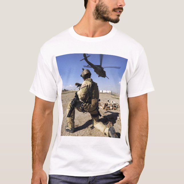Ein Soldat übernimmt die Sicherheit für einen HH-6 T-Shirt (Vorderseite)