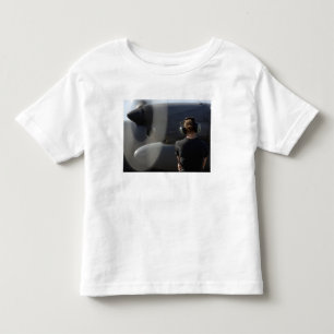 Ein Soldat überwacht die Leistung Kleinkind T-shirt