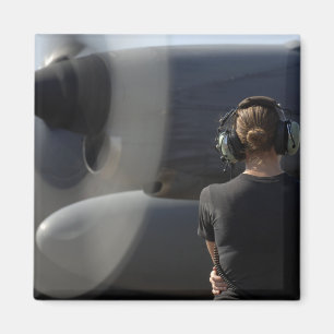 Ein Soldat überwacht die Leistung Magnet