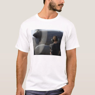 Ein Soldat überwacht die Leistung T-Shirt