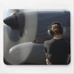 Ein Soldat überwacht die Performance Mousepad