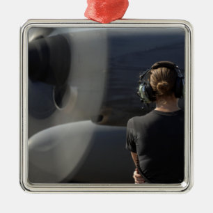 Ein Soldat überwacht die Performance Ornament Aus Metall