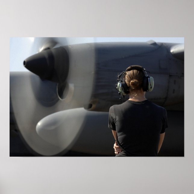 Ein Soldat überwacht die Performance Poster (Vorne)