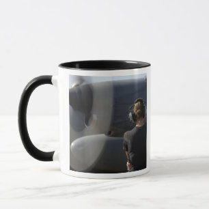 Ein Soldat überwacht die Performance Tasse