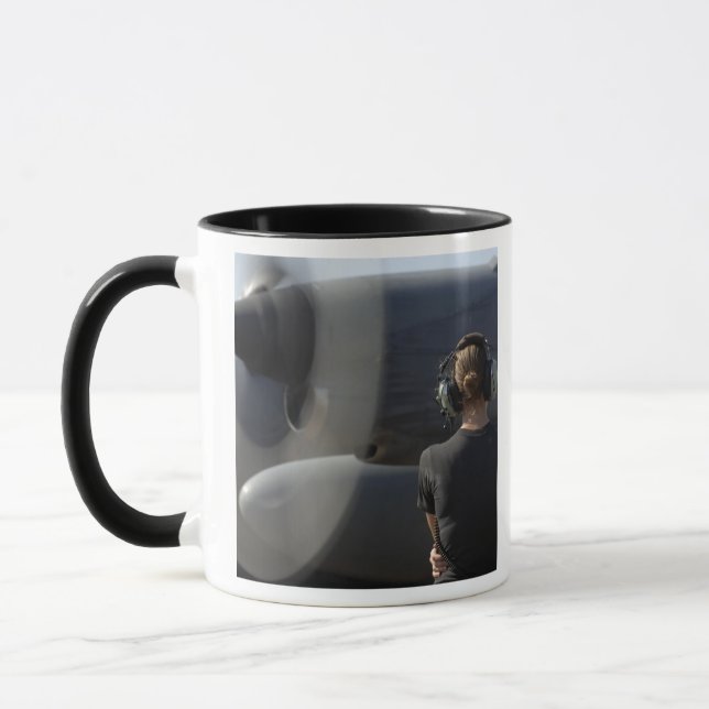 Ein Soldat überwacht die Performance Tasse (Links)