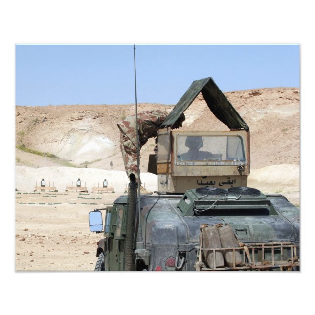 Ein Soldat weist einen irakischen Soldaten an Fotodruck (Vorne)