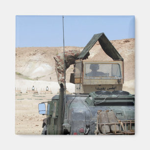 Ein Soldat weist einen irakischen Soldaten an Magnet