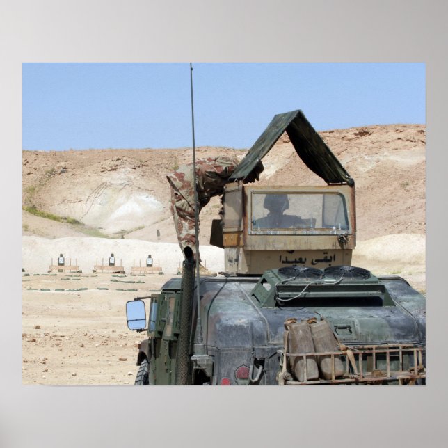 Ein Soldat weist einen irakischen Soldaten an Poster (Vorne)