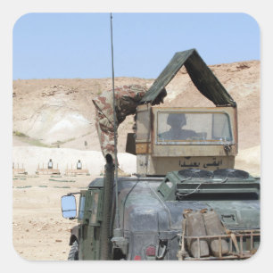 Ein Soldat weist einen irakischen Soldaten an Quadratischer Aufkleber