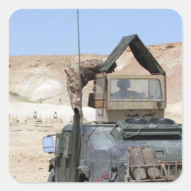 Ein Soldat weist einen irakischen Soldaten an Quadratischer Aufkleber (Vorderseite)