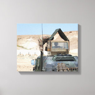 Ein soldiier weist einen irakischen Armeesoldaten Leinwanddruck