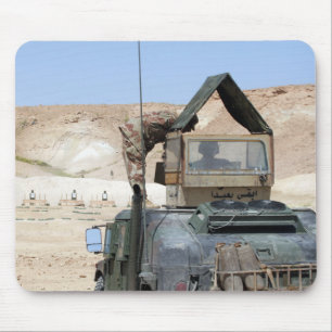 Ein soldiier weist einen irakischen Armeesoldaten Mousepad