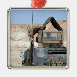 Ein soldiier weist einen irakischen Armeesoldaten Ornament Aus Metall