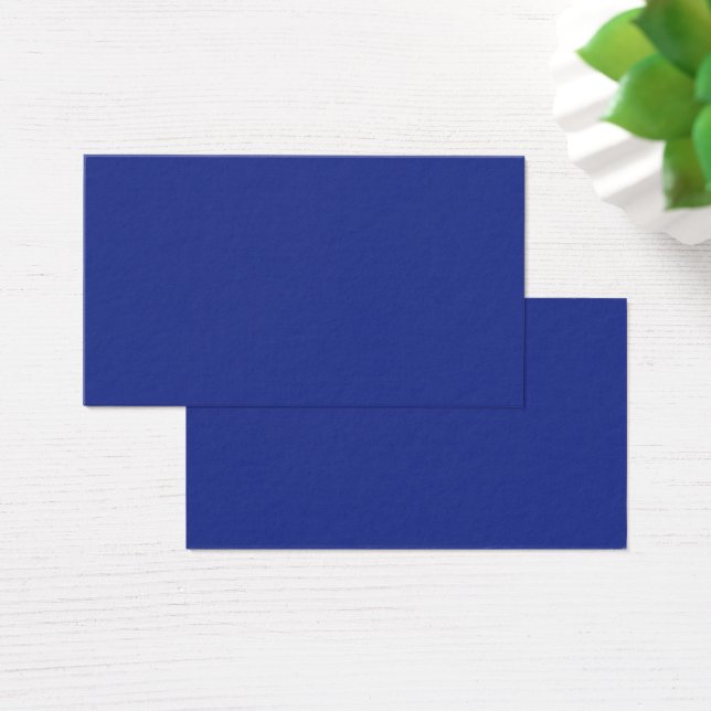 Ein solider blauer Hintergrund ohne sichtbares Ele (Schreibtisch)