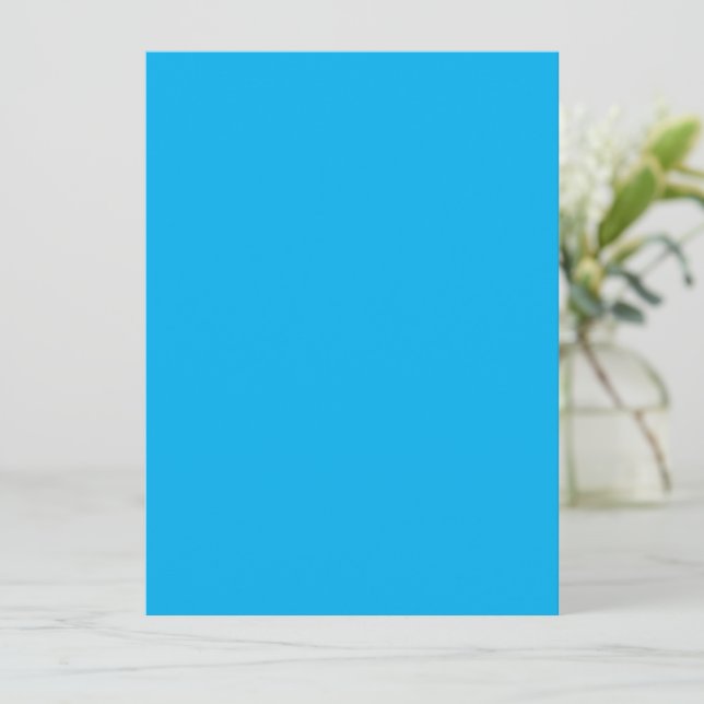 Ein solider, hellblauer Hintergrund ohne jegliches (Stehend Vorderseite)