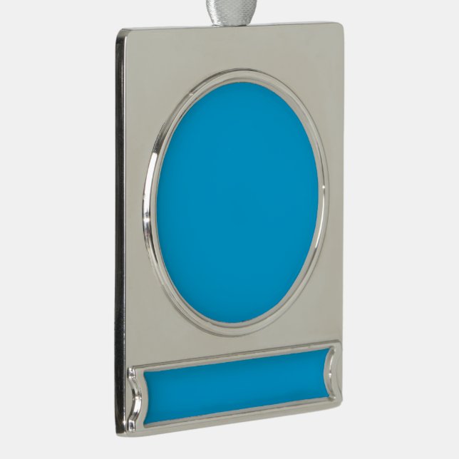 Ein solider, hellblauer Hintergrund ohne jegliches Banner-Ornament Silber (Rechts)