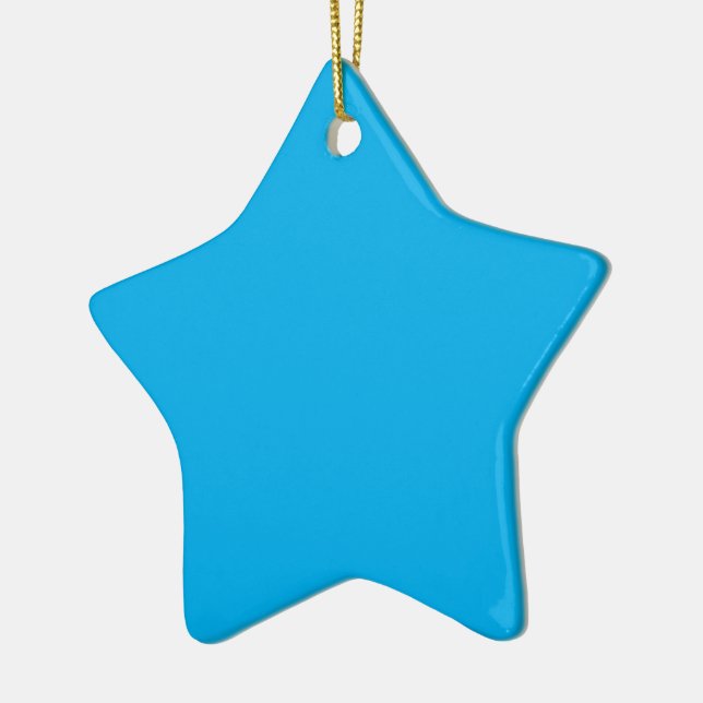 Ein solider, hellblauer Hintergrund ohne jegliches Keramik Ornament (Links)