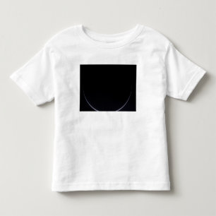 Ein Sonne-belichteter Halbmond von Erde Kleinkind T-shirt