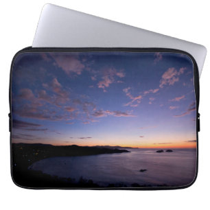 Ein Sonnenuntergang über dem Ozean in Costa Rica Laptopschutzhülle
