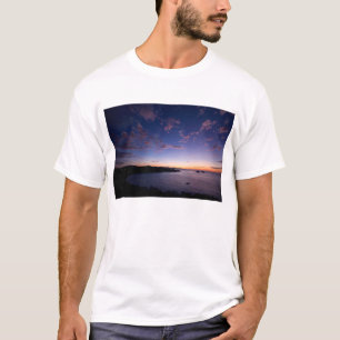 Ein Sonnenuntergang über dem Ozean in Costa Rica T-Shirt