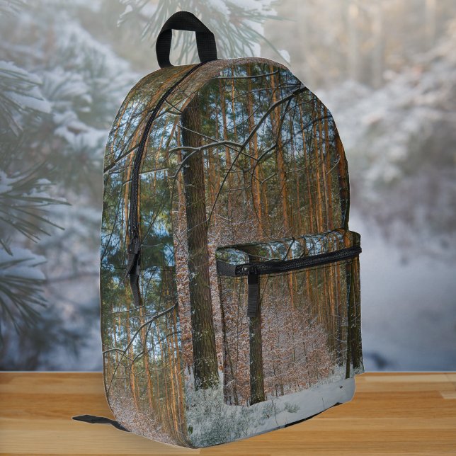 Ein sonniger Wintertag im Kiefernwald Bedruckter Rucksack (Von Creator hochgeladen)