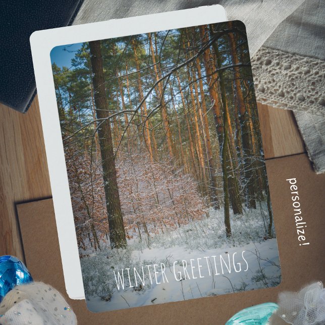 Ein sonniger Wintertag im Kiefernwald Feiertagskarte (Von Creator hochgeladen)