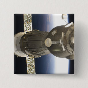 Ein Soyuz Raumfahrzeug backdropped durch Erde Button