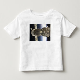 Ein Soyuz Raumfahrzeug backdropped durch Erde Kleinkind T-shirt