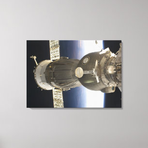 Ein Soyuz Raumfahrzeug backdropped durch Erde Leinwanddruck