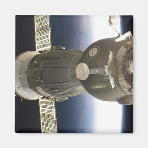 Ein Soyuz Raumfahrzeug backdropped durch Erde Magnet
