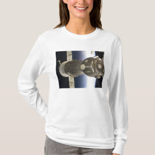 Ein Soyuz Raumfahrzeug backdropped durch Erde T-Shirt