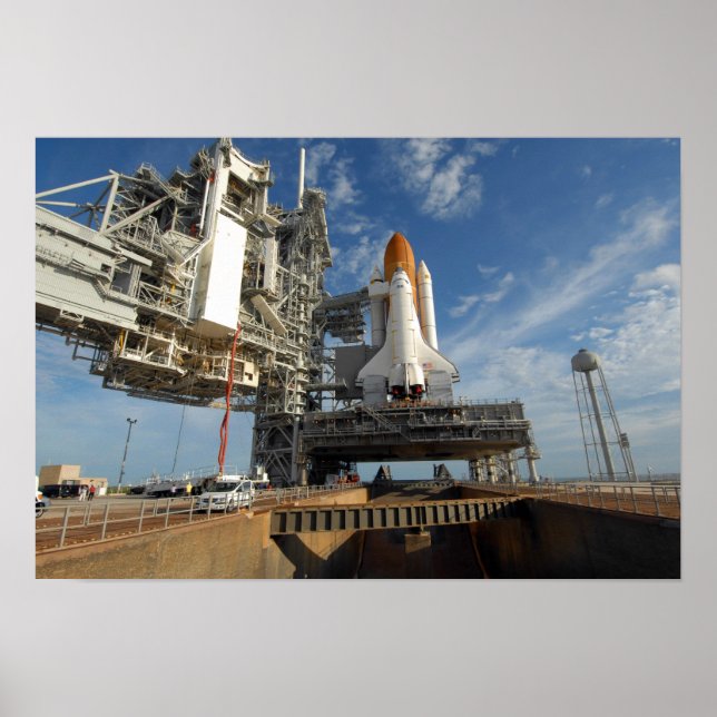Ein Space Shuttle Atlantis auf dem Launch Pad 39A Poster (Vorne)