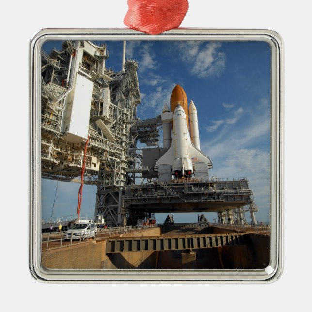 Ein Space Shuttle Atlantis auf dem Launch Pad 39A Silbernes Ornament (Vorne)