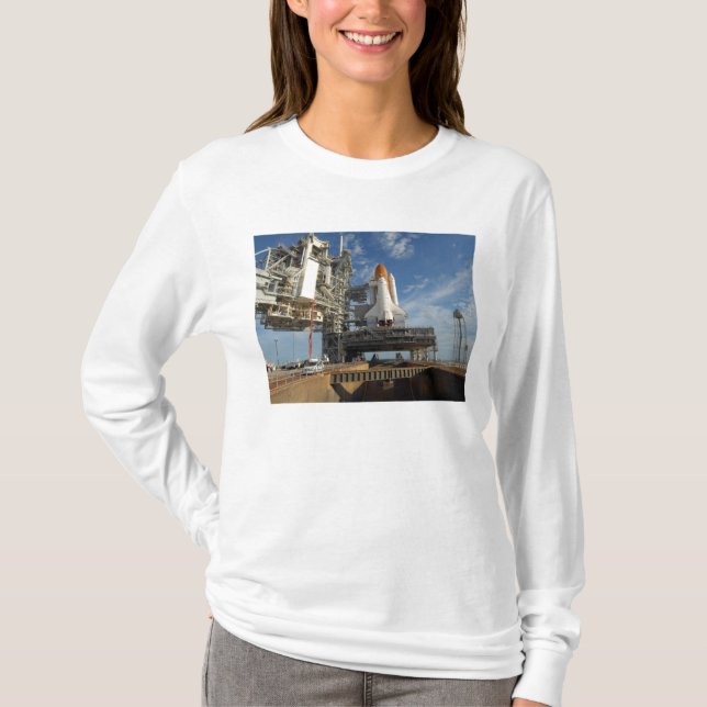 Ein Space Shuttle Atlantis auf dem Launch Pad 39A T-Shirt (Vorderseite)