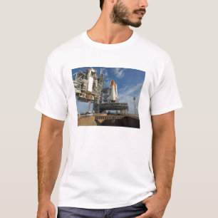 Ein Space Shuttle Atlantis auf dem Launch Pad 39A T-Shirt