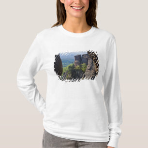 Ein Spaziergang durch die Ruinen der Burg Belograd T-Shirt