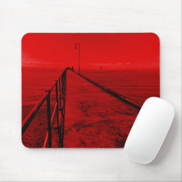 Ein Spaziergang entlang der Anlegestelle am Meer Mousepad