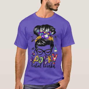 Ein Spooky Postal Worker Messy Bun Happy Halloween T-Shirt