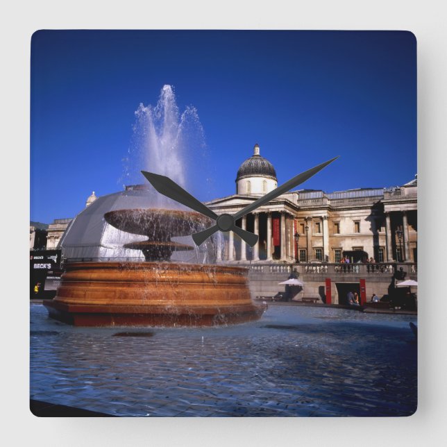 Ein Springbrunnen Trafalgar Square London Quadratische Wanduhr (Vorderseite)