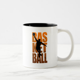 Ein springendes und schießendes Basketballer Zweifarbige Tasse