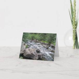 Ein sprudelnder Fluss und Felsen
