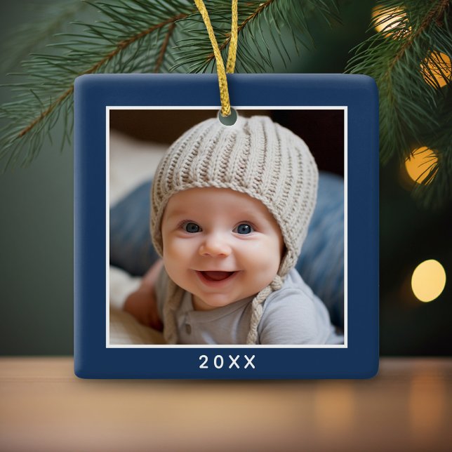 Ein Square Foto plus Jahr - minimale Seegrenzen Keramikornament (Cute and Modern, Minimalist Ornament for a Baby Boy. Add Your Photo!)