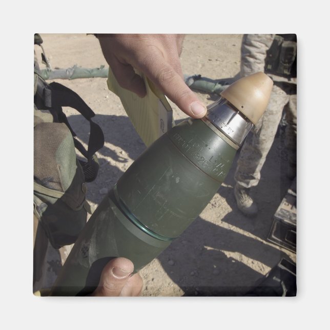 Ein Staffelführer weist auf eine Verzögerung hin Magnet (Vorne)