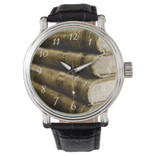 Ein Stapel alter Bücher Armbanduhr