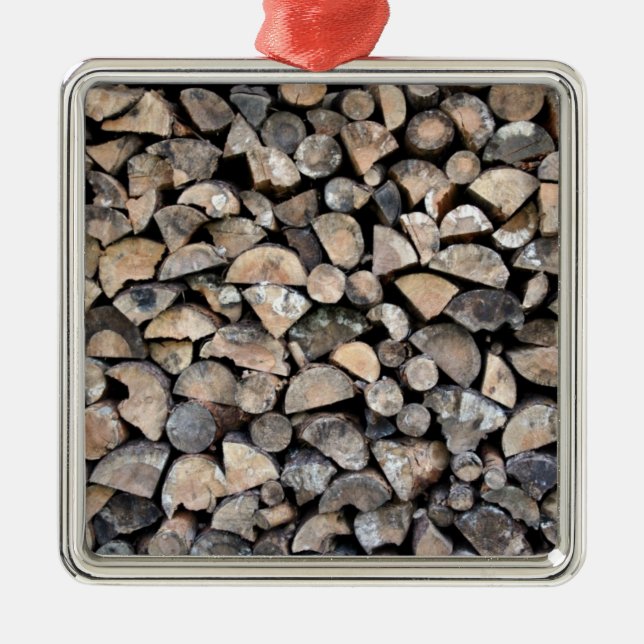 Ein Stapel des Brennholzes Silbernes Ornament (Vorne)