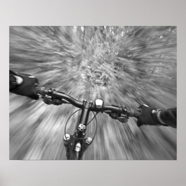 Ein Stärkenteil von Singletrack herunter fahren Poster (Vorne)