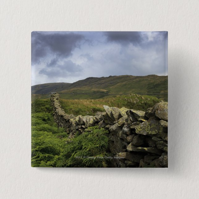 Ein Steinzaun durch Felder Button (Vorderseite)